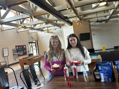 girls eating sundaes